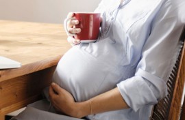 Trẻ mắc bệnh máu trắng nếu mẹ mang thai uống nhiều cà phê
