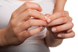 6 cách tẩy móng tay không cần acetone