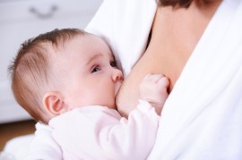 Những sai lầm khi cho bé bú bằng sữa mẹ