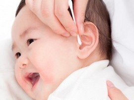 Làm sao lấy ráy tai cho trẻ đúng cách