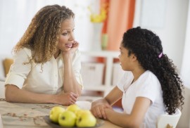 Có nên nói chuyện “người lớn” sớm với trẻ?