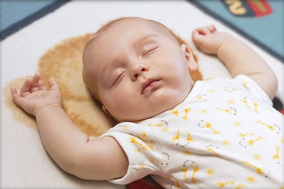trẻ sơ sinh, giấc ngủ của trẻ sơ sinh, trẻ nên nằm ngửa