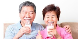 Giúp người cao tuổi uống sữa đúng cách 