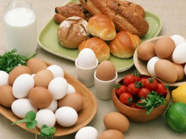 Để trứng ở cánh cửa tủ lạnh – Việc làm sai lầm