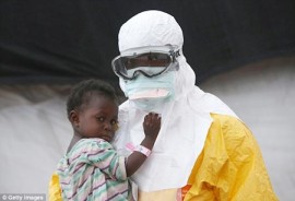 Các bác sĩ tự bảo vệ thế nào trước virus Ebola?