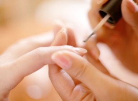 Cảnh báo sơn móng tay làm giảm IQ ở trẻ