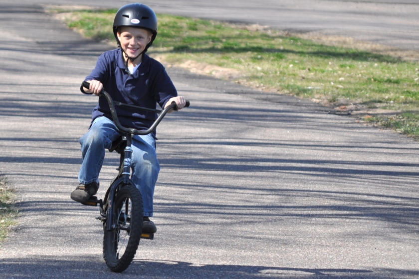 Беговелы со скольки лет. Дети с велосипедом. Дети катаются на велосипеде. Велосипедист ребенок. Малыш катается на велосипеде.
