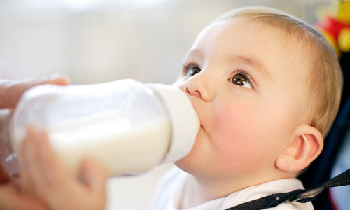 Sai lầm trong cách pha sữa và cho con uống sữa